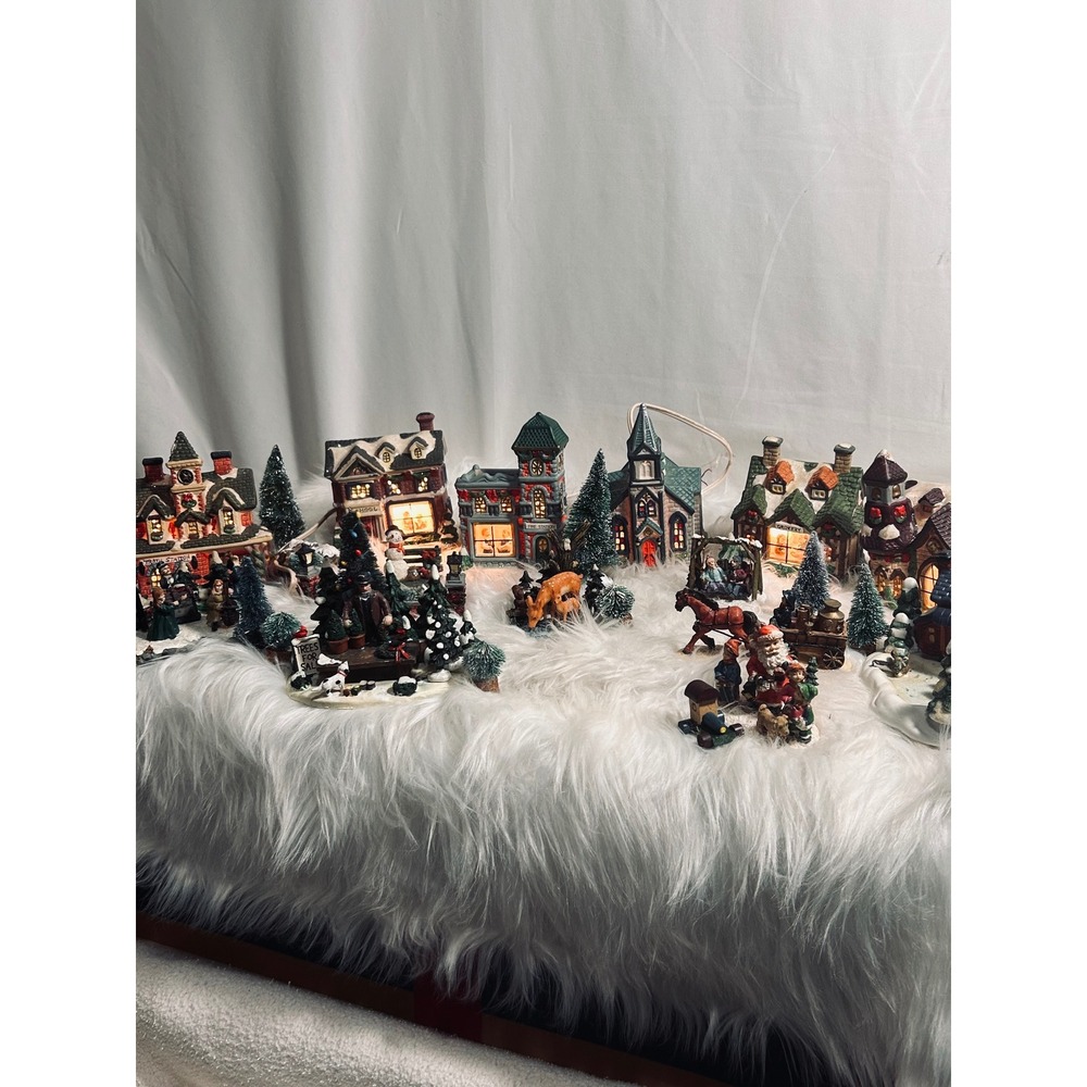 Cobblestone Corners 2002 Christmas Village Set Light Up Buildings & Figurines